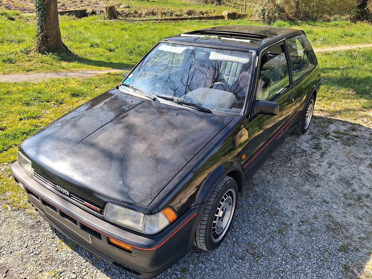 Toyota Corolla GT Black Edition (AE82)